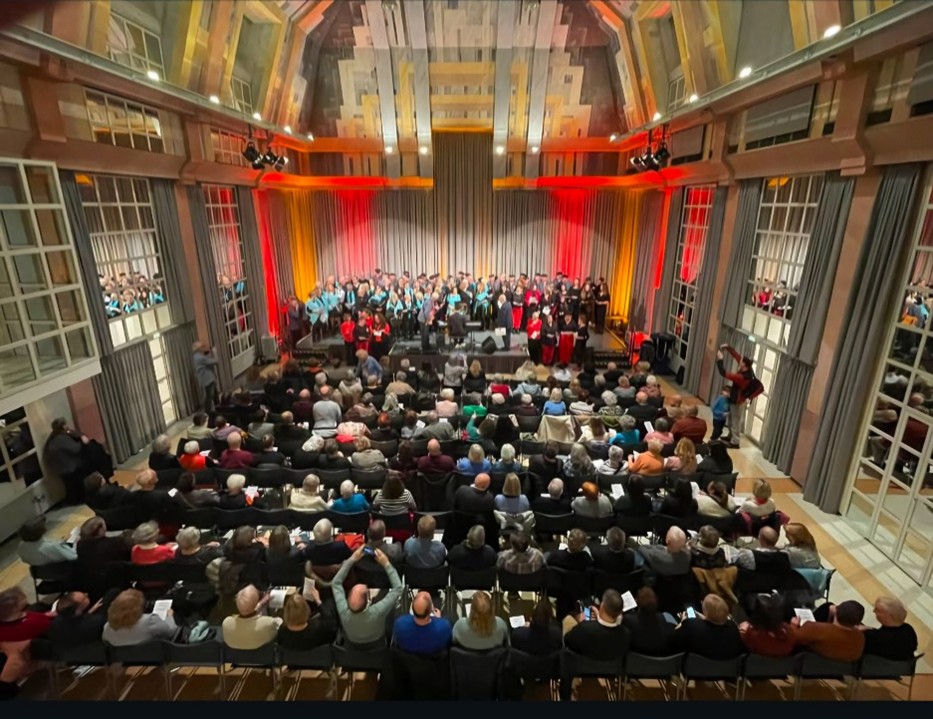 Ein Bild, das Im Haus, Hörsaal, Theater, Halle enthält.KI-generierte Inhalte können fehlerhaft sein.