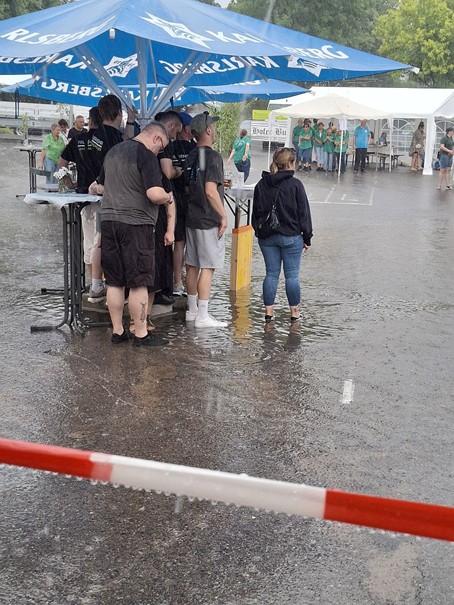 Ein Bild, das Kleidung, draußen, Person, Schuhwerk enthält.KI-generierte Inhalte können fehlerhaft sein.