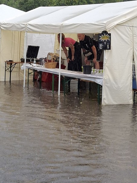 Ein Bild, das draußen, Wasser, Überdachung, See enthält.KI-generierte Inhalte können fehlerhaft sein.