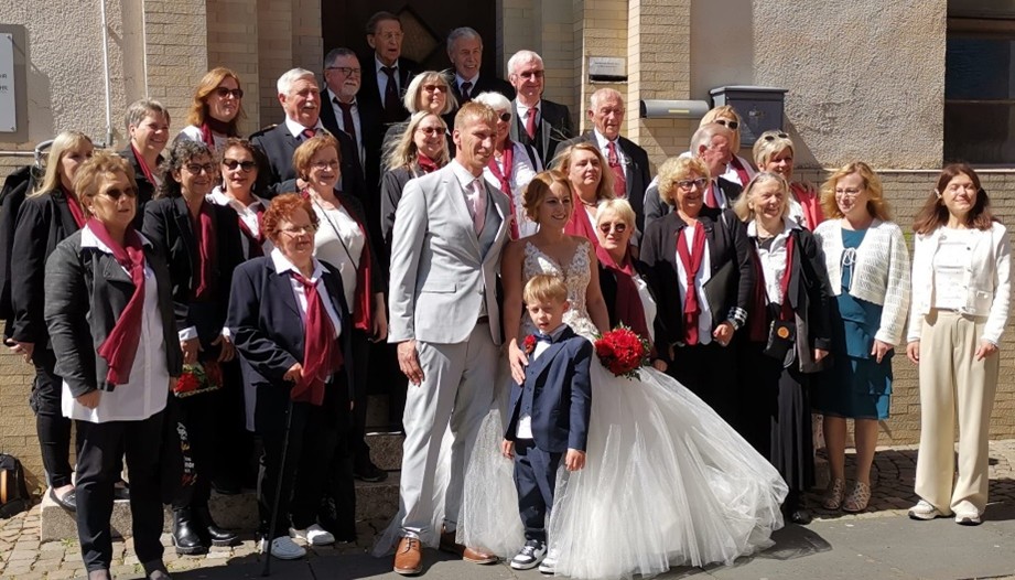 Ein Bild, das Person, Kleidung, Hochzeitskleid, Kleid enthält.KI-generierte Inhalte können fehlerhaft sein.